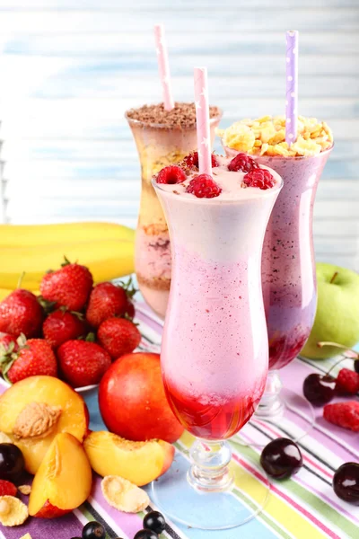 Pyszne smoothie na stole, szczelnie-do góry — Zdjęcie stockowe