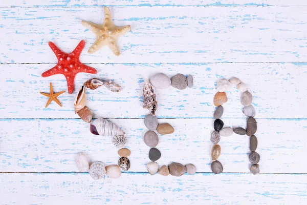 Wort Meer aus Muscheln und Steinen auf Holzgrund — Stockfoto