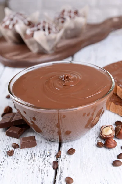Słodki krem czekoladowy w misce na stół szczegół — Zdjęcie stockowe