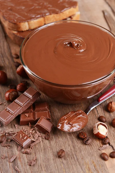 クローズ アップ テーブル上にボウルに甘いチョコレート クリーム — ストック写真