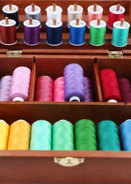 Fios coloridos para bordado em caixa de madeira fechar — Fotografia de Stock