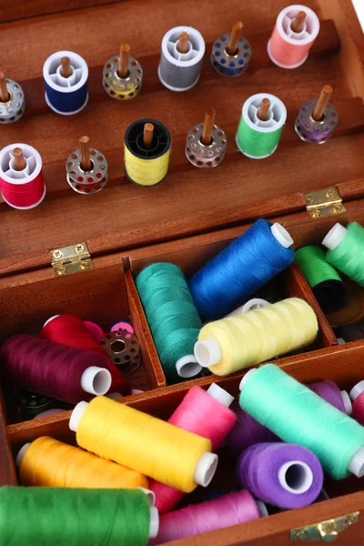 Filati colorati per cucito in scatola di legno da vicino — Foto Stock