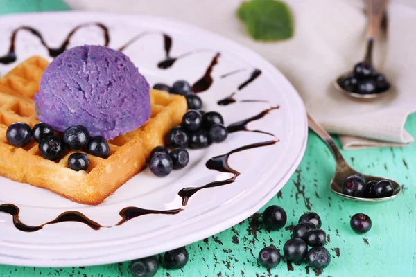 Gustose cialde belghe con gelato sul tavolo di legno — Foto Stock