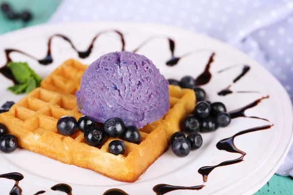 วัฟเฟิลเบลเยียมอร่อยกับไอศกรีมบนโต๊ะไม้ — ภาพถ่ายสต็อก