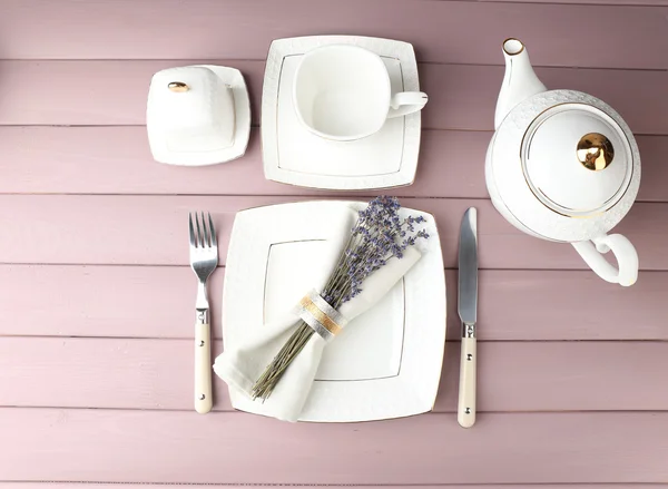 Configuração da mesa de jantar com flores de lavanda no fundo da mesa de madeira — Fotografia de Stock