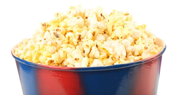 Popcorn im gestreiften Eimer isoliert auf weiß — Stockfoto
