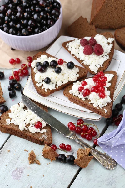 Bread with cottage cheese and berries on plate close-up — Stock Photo, Image