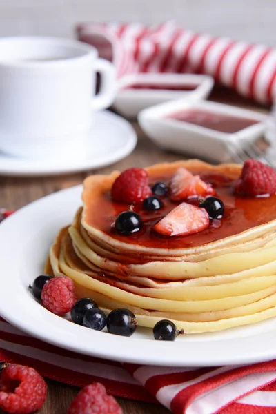 Süße Pfannkuchen mit Beeren auf dem Tisch aus nächster Nähe — Stockfoto