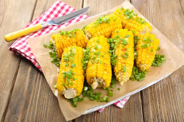 Mazorcas de maíz a la parrilla en la mesa — Foto de Stock