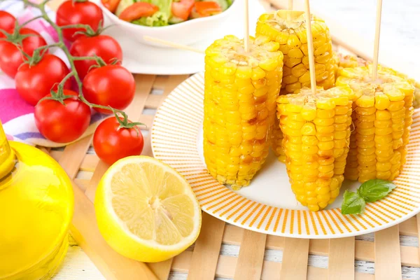 Grilled corn cobs on table, close-up — Stock Photo, Image