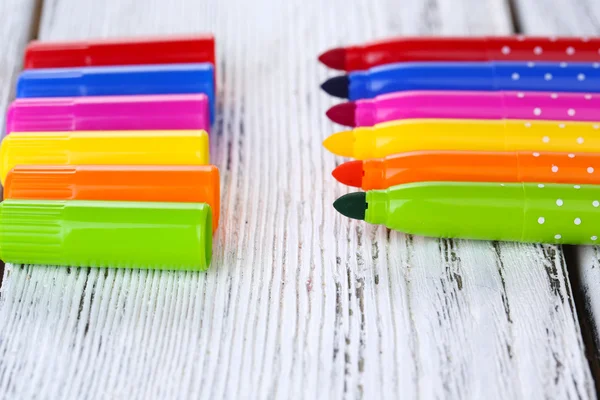 Marcadores brillantes en la mesa de madera de primer plano — Foto de Stock