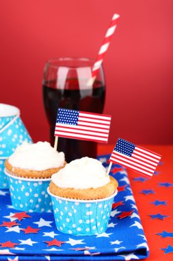 Amerikan vatansever tatil Top kek ve bardak kola kırmızı zemin üzerine