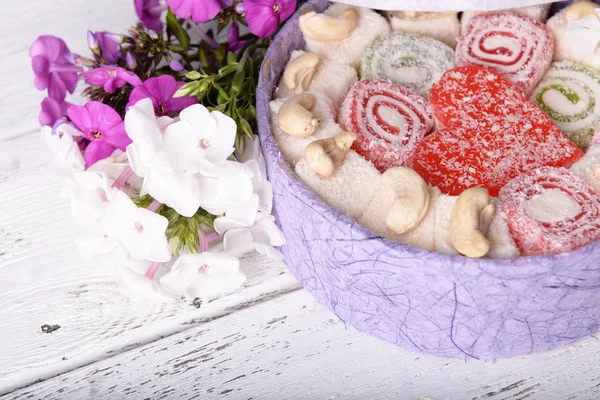 Caja de regalo con dulces y flores — Foto de Stock