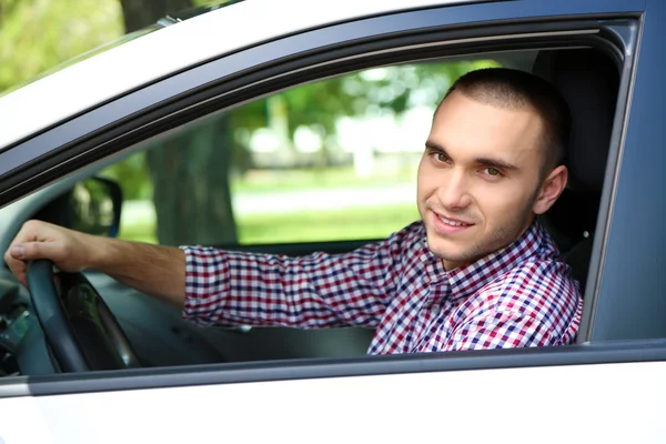 Mann fährt Auto — Stockfoto