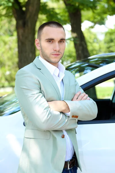 Mann neben Auto — Stockfoto
