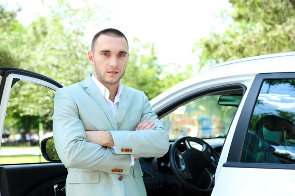 Man nära bilen — Stockfoto