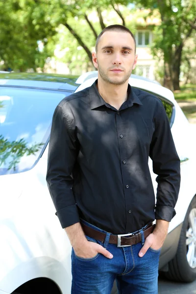 Man near car — Stock Photo, Image