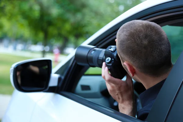 Homem no carro com câmera fotográfica — Fotografia de Stock