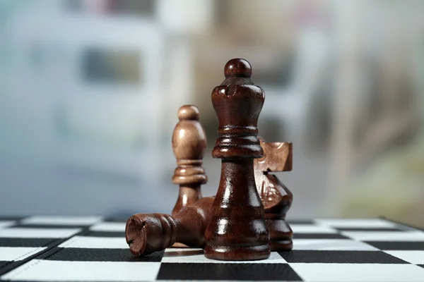 Schaakbord met schaakstukken op lichte achtergrond — Stockfoto