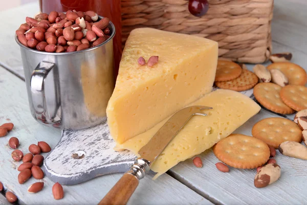 Käse und Cracker auf dem Tisch — Stockfoto