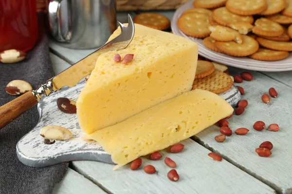 Käse und Cracker auf dem Tisch — Stockfoto