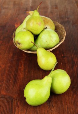 Ahşap zemin üzerinde armutlar