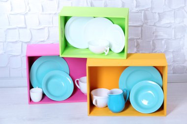 güzel parlak raflar ve sofra üzerinde ışık kutuları arka duvar