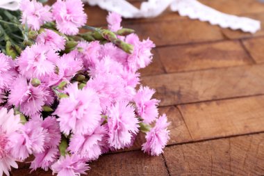 dantel kurdele ahşap zemin üzerine ile güzel bir buket