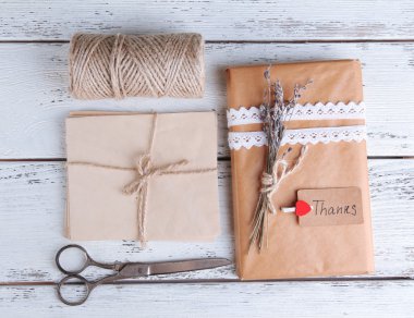 doğal tarzı el işi hediye kutusu ahşap zemin üzerinde. doğal tarzı tasarım kavramı