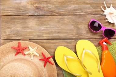 Kaç yaz öğeler ahşap arka plan üzerinde