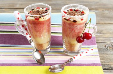 Tablo lezzetli vişneli tatlı