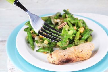 yeşil fasulye, jambon ve plaka renk ahşap zemin üzerine mısır salatası