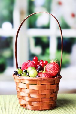 hasır sepet, parlak zemin üzerine ahşap masa üzerinde orman meyveleri