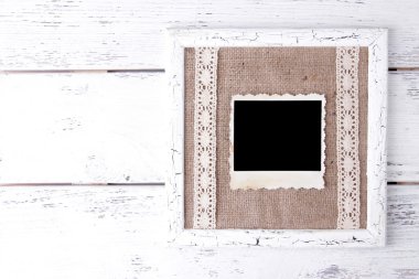 Ahşap arka plan üzerinde boş eski fotoğraf ile ahşap çerçeve