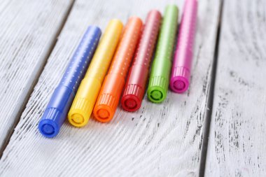 ahşap masa yakın çekim üzerinde parlak işaretleri