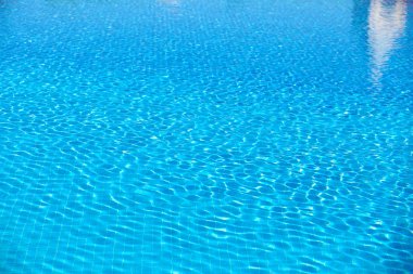 Yüzme havuzunda mavi su