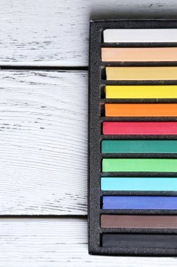 kutusunda ahşap arka plan üzerinde renkli tebeşir pastel