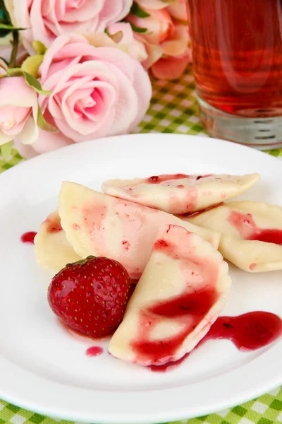 Tasty  sweet dumplings with fresh strawberry on white plate, on bright background — Stock Photo, Image