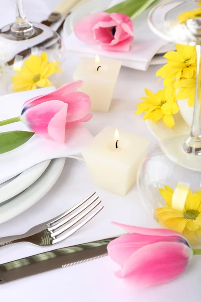 Apparecchiatura tavola con fiori primaverili da vicino — Foto Stock