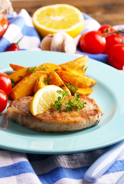 Grillad biff, grillade grönsaker och stekt potatis bitar på tabellbakgrund — ストック写真