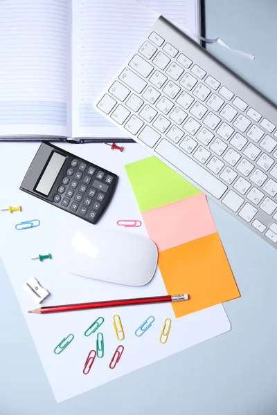 Mesa de oficina con accesorios de papelería, teclado y papel, primer plano — Foto de Stock