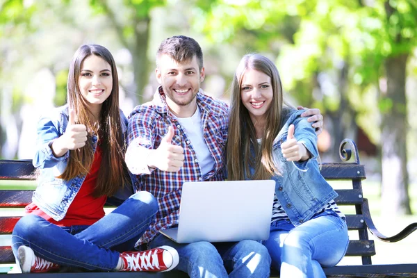 Estudantes sentados no parque — Fotografia de Stock