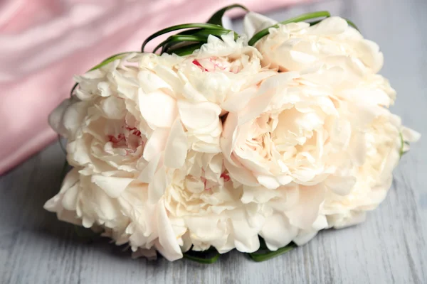 Mooie bruiloft boeket op een houten achtergrond kleur — Stockfoto