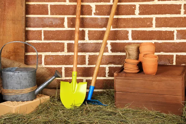 Verktyg för trädgårdsmästare på tegelstenar bakgrund — Stockfoto
