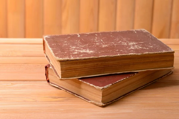 Oude boeken op tafel op houten achtergrond — Stockfoto