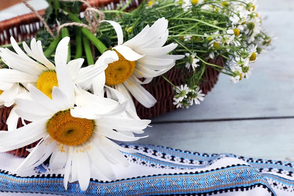 木製の背景にヒナギクの美しい花束 — ストック写真