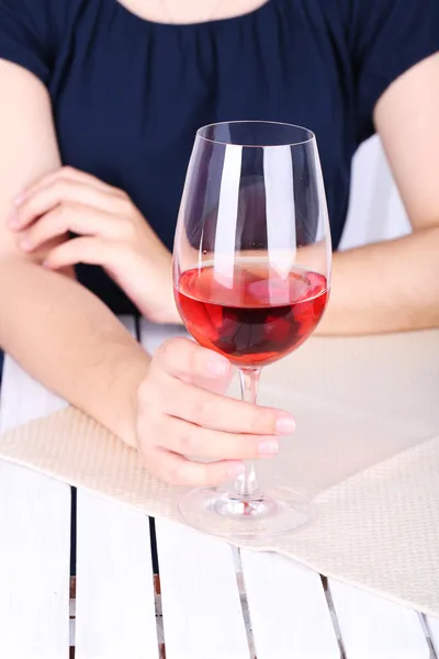 Giovane donna con bicchiere di vino rosso — Foto Stock