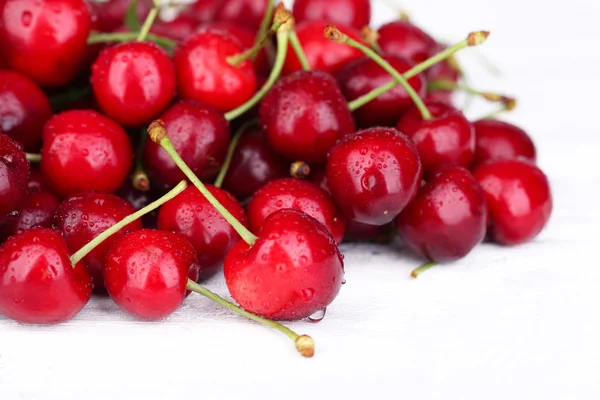 Ripe sweet cherries on wooden table — Stock Photo, Image