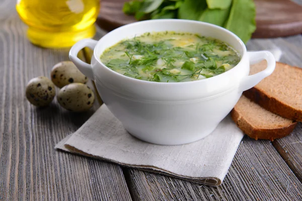 Delicious green soup with sorrel on table close-up — Stock Photo, Image