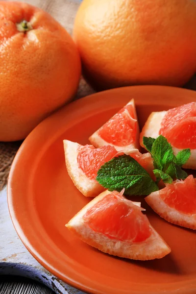 Zralých grapefruitů na desce, na prkénko, na dřevěné pozadí — Stock fotografie